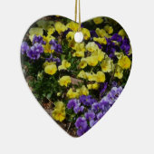 紫と黄色のパンジーの丘の斜面 セラミックオーナメント (右)