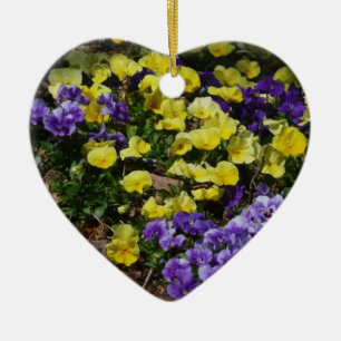 紫と黄色のパンジーの丘の斜面 セラミックオーナメント