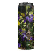 紫と黄色のパンジーの丘の斜面 タンブラー (裏面)