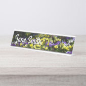 紫と黄色のパンジーの丘の斜面 デスクネームプレート (正面)