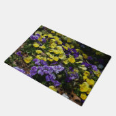 紫と黄色のパンジーの丘の斜面 ドアマット (アングル)