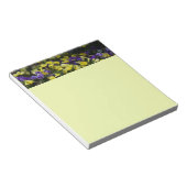 紫と黄色のパンジーの丘の斜面 ノートパッド (アングル)