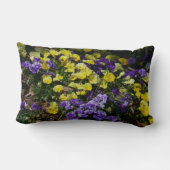紫と黄色のパンジーの丘の斜面 ランバークッション (裏面)