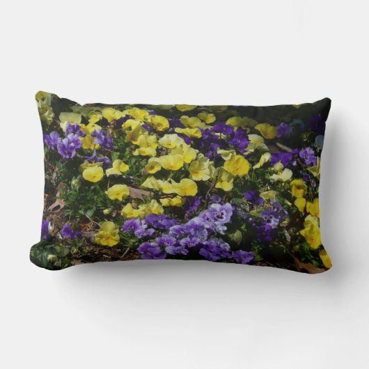 紫と黄色のパンジーの丘の斜面 ランバークッション (正面)