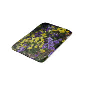 紫と黄色のパンジーの丘 バスマット (アングル)