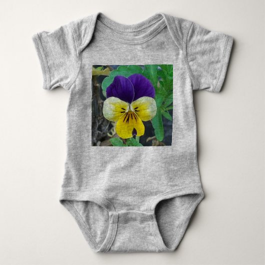 紫と黄色のパンジー ベビーボディスーツ (正面)