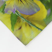 紫と黄色のビオラ フリースブランケット (角)