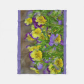 紫と黄色のビオラ フリースブランケット (正面)