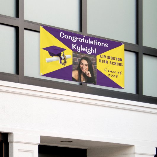 紫と黄色のビニールの卒業写真 横断幕 (ビルの外側)