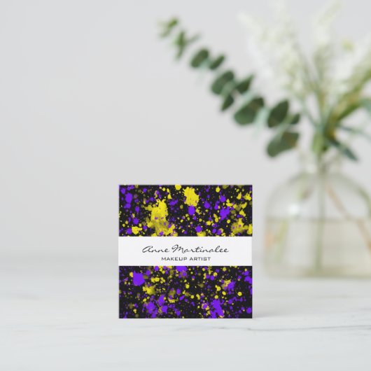 紫と黄色の絵を描(ばちゃばちゃ)跳ねるオンブラック スクエア名刺 (スタンド正面)
