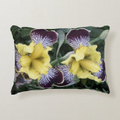 紫と黄色の髭のないアイリスのフローラ アクセントクッション (正面)