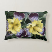 紫と黄色の髭のないアイリスのフローラ アクセントクッション (裏面)