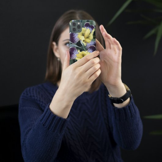 紫と黄色の髭のないアイリスのフローラ iPhone 16ケース