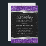 紫と黒のきらめくグリッター21st誕生日 招待状<br><div class="desc">紫とエレガント黒のきらめくグリッターグラムエッジデザイン暗い《写真》ぼけ味背景に銀元素を持つ</div>
