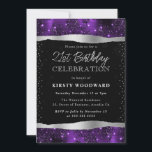 紫と黒のグリッターきらめく21st誕生日 招待状<br><div class="desc">紫とエレガント黒のきらめくフローラグリッターグラムエッジデザイン暗い《写真》ぼけ味背景に銀元素を使用</div>