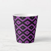 紫と黒のダイヤモンドパターン カフェラテマグ (正面)