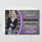 紫と黒の黒板の卒業発表 招待状 (正面)