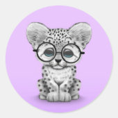 紫にメガネをかけたかわいいユキヒョウの仔 ラウンドシール (正面)