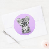 紫にメガネをかけたかわいいユキヒョウの仔 ラウンドシール (封筒)