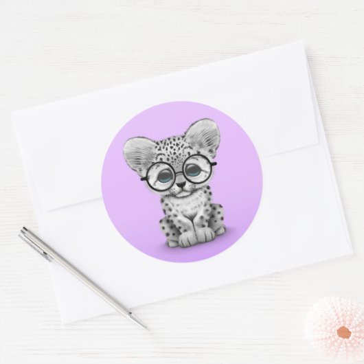 紫にメガネをかけたかわいいユキヒョウの仔 ラウンドシール (封筒)