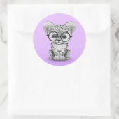 紫にメガネをかけたかわいいユキヒョウの仔 ラウンドシール (バッグ)