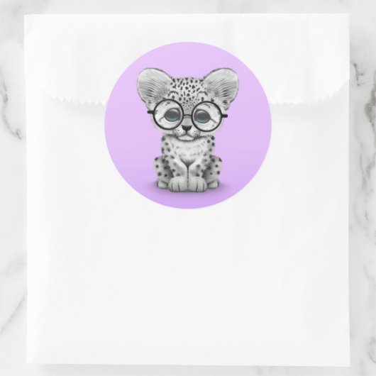 紫にメガネをかけたかわいいユキヒョウの仔 ラウンドシール (バッグ)