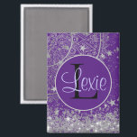 紫に銀色の星を持つ魅惑の曼荼羅 マグネット<br><div class="desc">銀の星スタイリッシュが下に降り注ぐ紫色の背景の銀の曼荼羅華美は、余分な釉薬のために底に輝く銀色の銀の上に落ちる。紫のカスタマイズ丸の中央に文字、ロゴ、または名前を付けることができる。夢お洒落見のパーティーの好意の雰囲気。星付き魅惑マンダラお洒落コレクションの一部。</div>