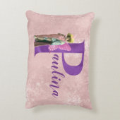 紫のきらめく図解入りの、写真付きの文字P アクセントクッション (裏面(縦))