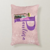 紫のきらめく図解入りの、写真付きの文字P アクセントクッション (正面(垂直))