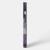 紫のきらめく抽象的なモノグラム iPhoneケース (左側面)