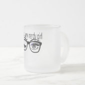 紫のアイシャドウを持つとてもオタクな女の子 フロストグラスマグカップ (正面右)