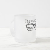 紫のアイシャドウを持つとてもオタクな女の子 フロストグラスマグカップ (正面左)