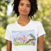 紫のアイリスと水彩画のカワセミ Tシャツ