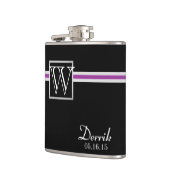 紫のアクセントストライプとモノグラム フラスク (左)