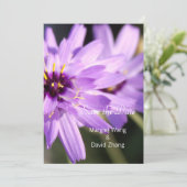 紫のエレガントデイジーの花の日付を保存 セーブザデート (スタンド正面)