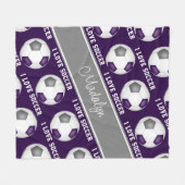 紫のガーリーグレースポーツ私はサッカー文字大好き フリースブランケット (正面(横))