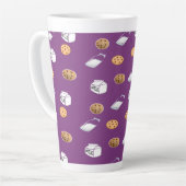 紫のクッキーとミルク カフェラテマグ (左アングル)