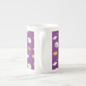 紫のクッキーとミルク ボーンチャイナマグカップ (裏面)