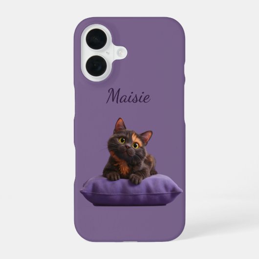 紫のクッションの上の漫画のメス猫 iPhone 16ケース (裏面)