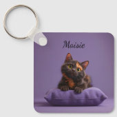 紫のクッションの上の漫画の亀の地獄の子猫 キーホルダー (正面)