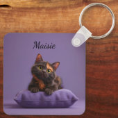 紫のクッションの上の漫画の亀の地獄の子猫 キーホルダー (裏面)