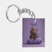 紫のクッションの上の漫画の亀の地獄の子猫 キーホルダー (正面左)