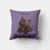 紫のクッションの上の漫画の亀の地獄の子猫 クッション (裏面)