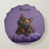 紫のクッションの上の漫画の亀の地獄の子猫 ラウンドクッション (裏面)