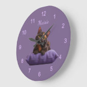 紫のクッションの上の漫画の亀の地獄の子猫 ラージ壁時計 (傾斜)