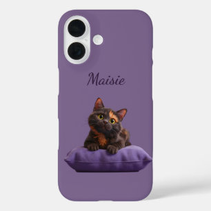 紫のクッションの上の漫画の亀の地獄の子猫 iPhone 16ケース