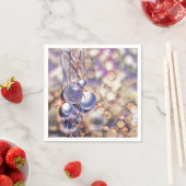 紫のクリスマスオーナメントの水色 スタンダードカクテルナプキン (インサイチュ)