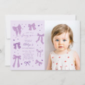 紫のクールなリボン ボウズ ファンシー ワン 誕生日写真 招待状 (正面)