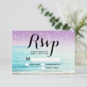 紫のグリッター ビーチ フォト RSVP ウェディング 招待状 (スタンド正面)