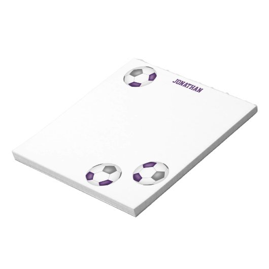 紫のグレーサッカーボールのアクセントパーソナライズされた ノートパッド (回転)